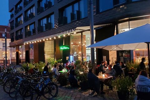 Die Terrasse des NaNum am Abend