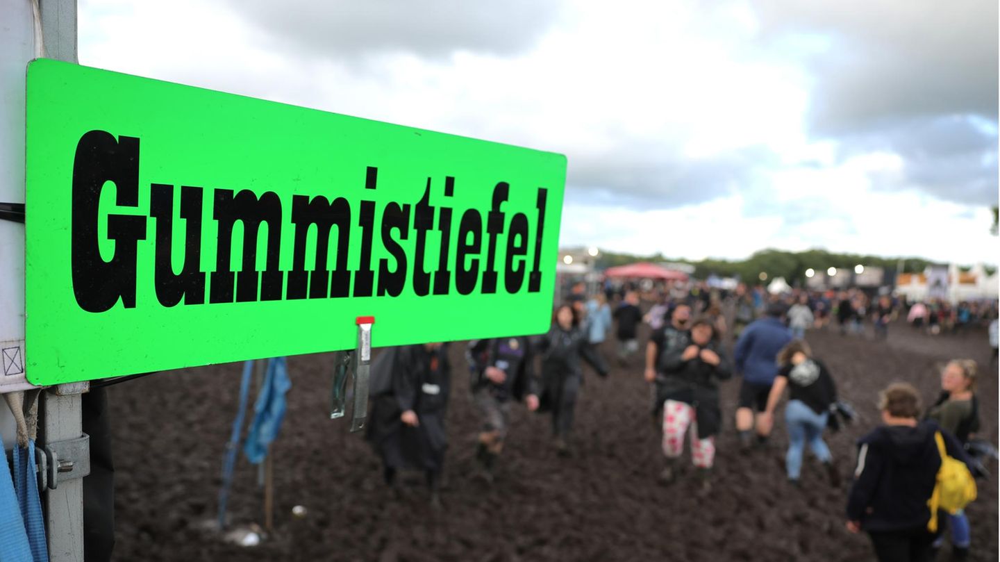 Grünes Schild mit der Aufschrift Gummistiefel