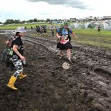 Fußballspielen im Matsch