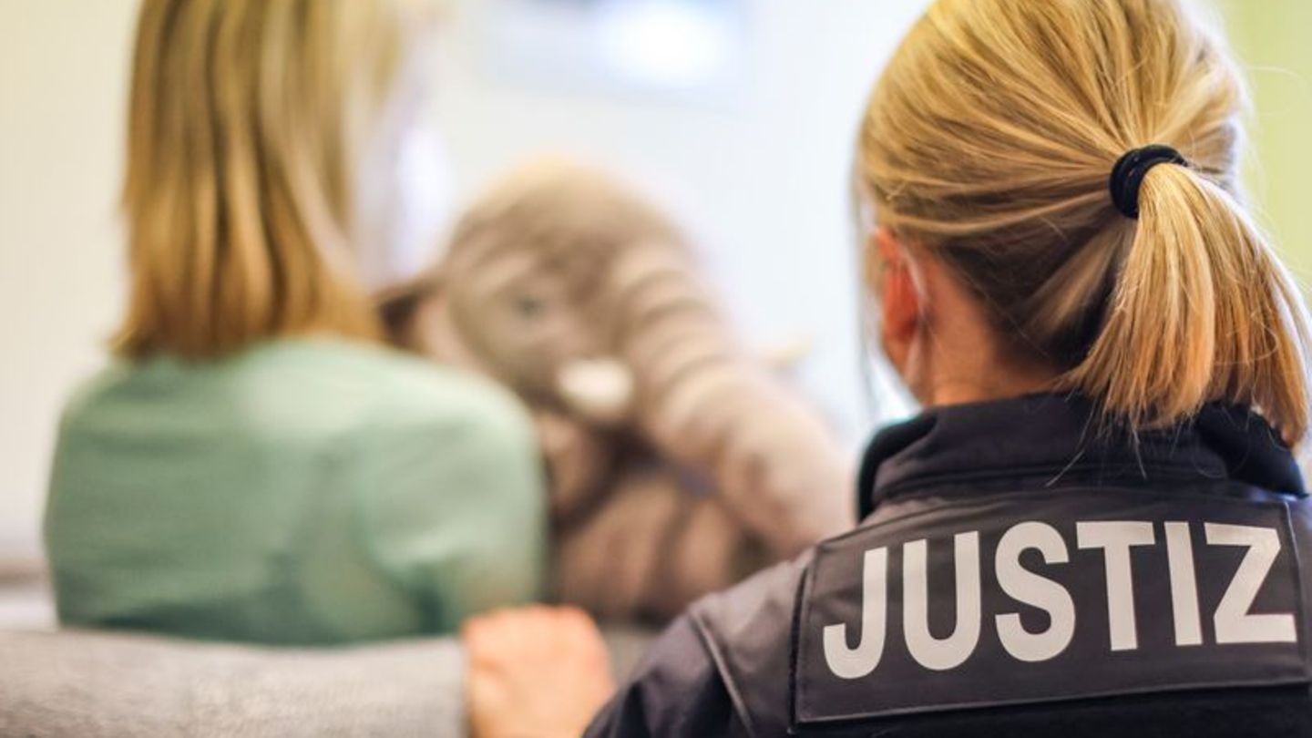 In Missbrauchsfällen werden Zeugenvernehmungen oft per Video aus einem Nebenraum in den Gerichtssaal übertragen, um den Opfern d