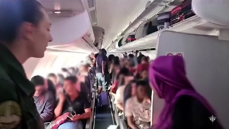 Video: Erster Evakuierungsflug aus Niger landet in Paris