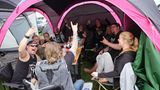 Menschen feiern im Zelt