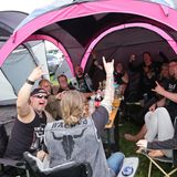 Menschen feiern im Zelt