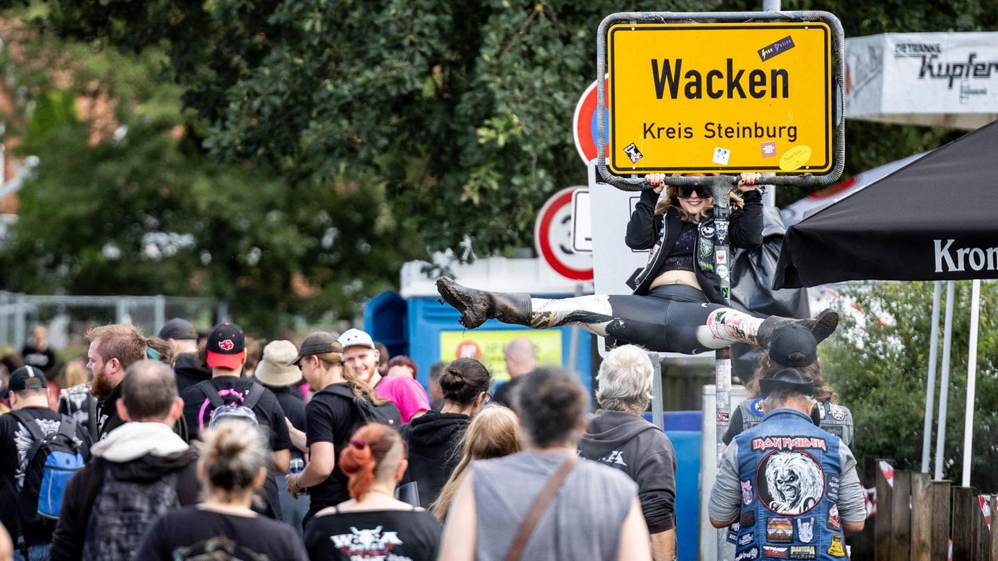 Gelbes Ortsschild von Wacken Gelbes Ortsschild von Wacken