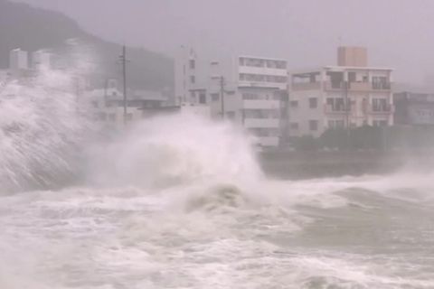 Video: Ein Toter bei Taifun Khanun in Japan - Evakuierungen in China