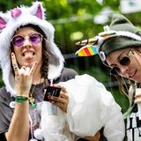 Zwei Frauen als Einhörner verkleidet