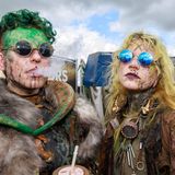 Fans mit Sonnenbrillen in Wacken