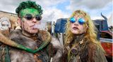 Fans mit Sonnenbrillen in Wacken