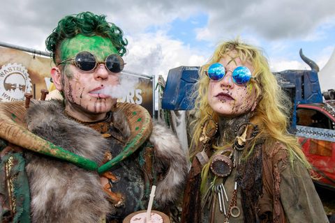 Fans mit Sonnenbrillen in Wacken