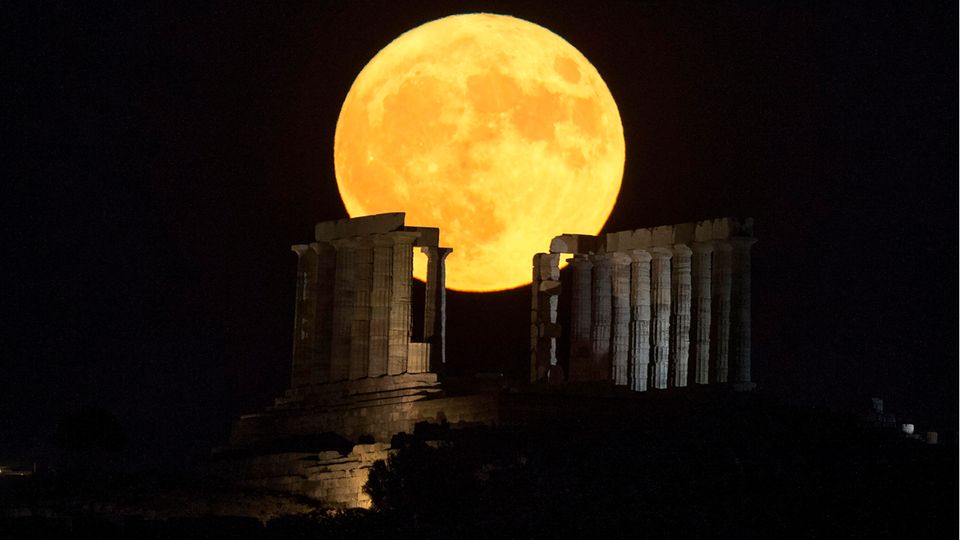 Naturphänomen: Kap Sounion: Der Vollmond geht über dem Poseidon-Tempel auf. Kap Sounion: Der Vollmond geht über dem Poseidon-Tempel auf.