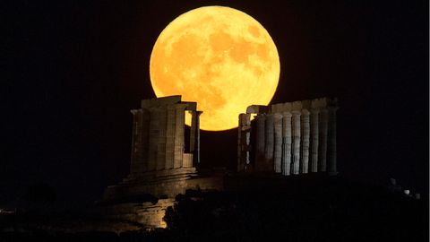 Kap Sounion: Der Vollmond geht über dem Poseidon-Tempel auf.