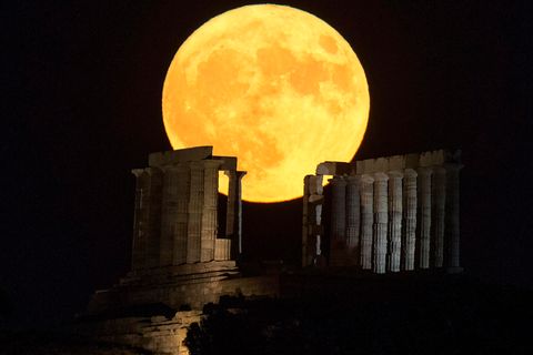 Kap Sounion: Der Vollmond geht über dem Poseidon-Tempel auf.