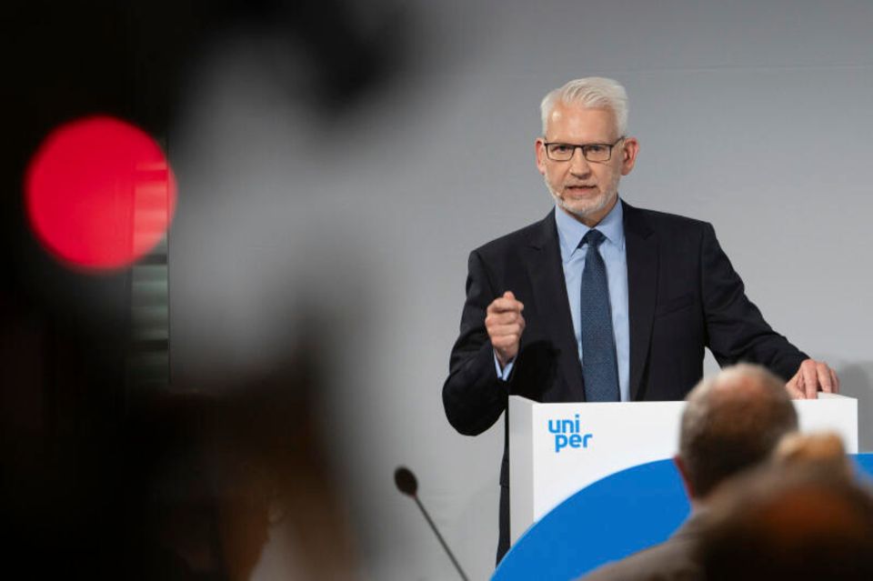 Michael Lewis, Vorstandsvorsitzender von Uniper, bei seiner Rede auf der Halbjahrespressekonferenz der Uniper SE in Düsseldorf.