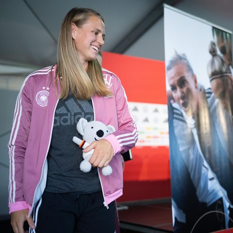 Klara Bühl mit ihrem Maskottchen "Waru"