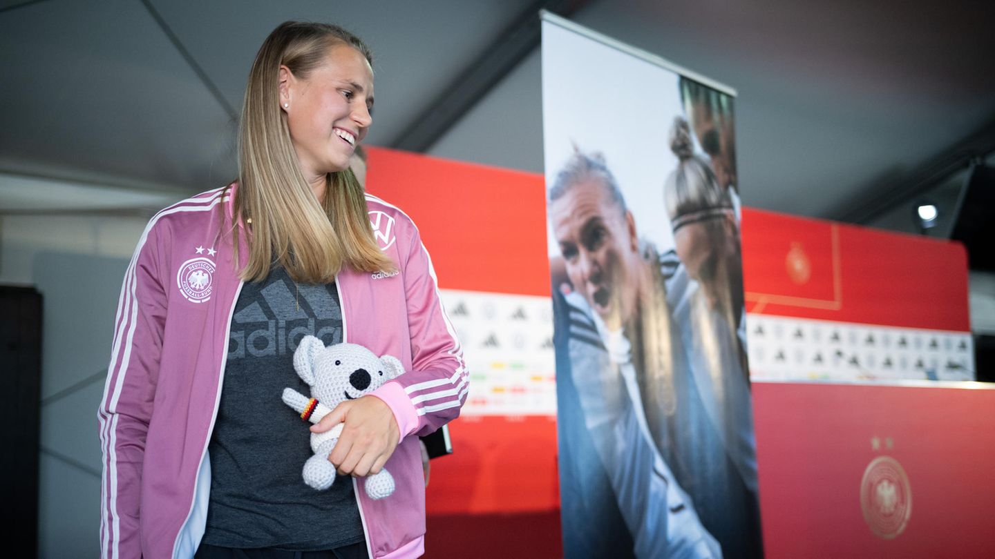 Klara Bühl mit ihrem Maskottchen "Waru" Klara Bühl mit ihrem Maskottchen "Waru"