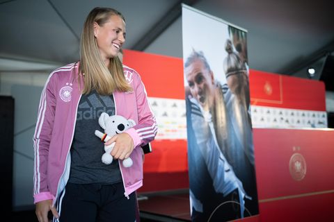 Klara Bühl mit ihrem Maskottchen "Waru"