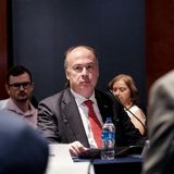 Auch "Mitverschwörer 4" ist Jurist. Laut Anklage habe er versucht zusammen mit Trump das Justizministerium für "Scheinuntersuchungen über Wahlfälschungen" einzuspannen. Dazu sollten die Behörden der Bundesstaaten mit "wissentlich falschen Behauptungen über Wahlbetrug beeinflusst" werden.  Clark, der bereits unter Trumps Vorgänger George W. Bush im Umweltministerium gearbeitet hatte, sollte in den Monaten nach der Wahl Justizminister werden. Grund war, dass Amtsinhaber Jeffrey Rosen sich weigerte, wie von Trump gewünscht, Wahlergebnisse zu annullieren.