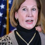 "Mitverschwörerin 3", ebenfalls Anwältin. Über sie heißt es in der Anklageschrift, ihre "unbegründeten Anschuldigungen hätte Donald Trump "aufgenommen und öffentlich verstärkt". Dabei soll ihm durchaus bewusst gewesen sein, dass die Wahlbetrugsanschuldigungen "verrückt" klingen würden.  Powell hatte 2017 Trumps erst gefeuerten und dann angeklagten Nationalen Sicherheitsberater Michael Flynn vertreten. Dabei fiel sie als "Deep-State"-Verschwörungstheoretikerin auf. Deren Behauptung lautet, dass obskure dunkle Mächte über die USA herrschen würden, weswegen Behörden und Regierung irrelevant seien.