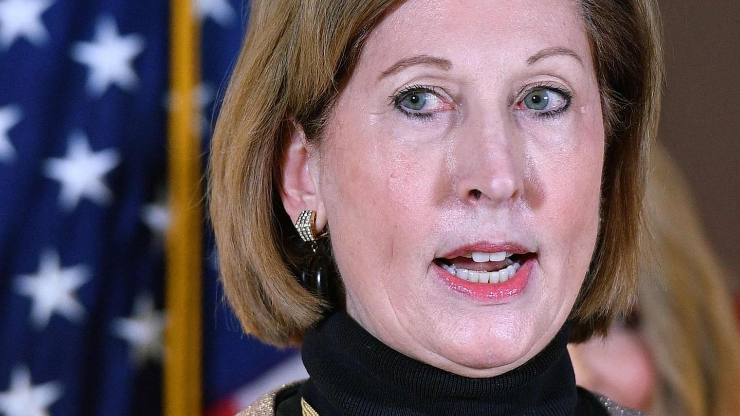 "Mitverschwörerin 3", ebenfalls Anwältin. Über sie heißt es in der Anklageschrift, ihre "unbegründeten Anschuldigungen hätte Donald Trump "aufgenommen und öffentlich verstärkt". Dabei soll ihm durchaus bewusst gewesen sein, dass die Wahlbetrugsanschuldigungen "verrückt" klingen würden.  Powell hatte 2017 Trumps erst gefeuerten und dann angeklagten Nationalen Sicherheitsberater Michael Flynn vertreten. Dabei fiel sie als "Deep-State"-Verschwörungstheoretikerin auf. Deren Behauptung lautet, dass obskure dunkle Mächte über die USA herrschen würden, weswegen Behörden und Regierung irrelevant seien.