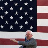 Laut der Anklage "Mitverschwörer 2". Der Jurist und Uni-Dekan wird darin als Anwalt beschrieben, der "eine Strategie entwickelt und umgesetzt hat, um die Rolle des Vizepräsidenten auszunutzen, um die Zertifizierung der Präsidentschaftswahlen zu behindern". Dabei geht um Mike Pence, der am 6. Januar 2021 als US-Vizepräsident die Aufgabe hatte, das Wahlergebnis zu beglaubigen, was Donald Trump und sein Team verhindern wollten. Wegen dieser Zeremonie war es zum Kapitolsturm gekommen.   Eastman war bereits Monate vor der Präsidentschaftswahl zum Trump-Team gestoßen. Offenbar war es seine Aufgabe, mögliche Wahlanfechtungen vorzubereiten. Er hatte zudem für den umstrittenen, erzkonservativen Verfassungsrichter Clarence Thomas gearbeitet.