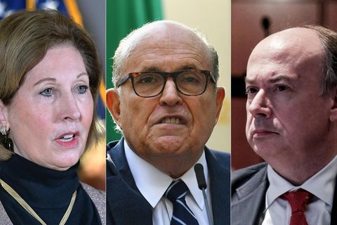 Sie werden in der Anklage gegen Donald Trump als Mitverschwörer erwähnt, wenn auch nicht namentlich: Sidney Powell, Rudy Giuliani und Jeffrey Clark (v.l.) 