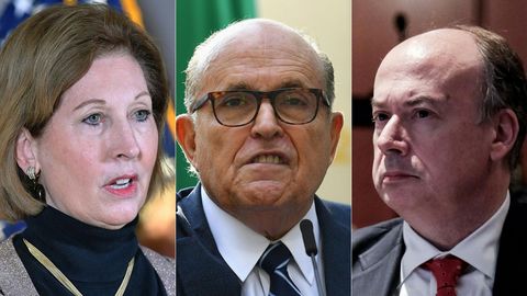 Sie werden in der Anklage gegen Donald Trump als Mitverschwörer erwähnt, wenn auch nicht namentlich: Sidney Powell, Rudy Giuliani und Jeffrey Clark (v.l.) 