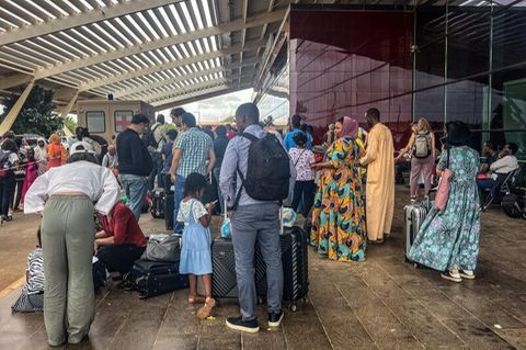 Französische und andere Staatsangehörige versammeln sich am internationalen Flughafen in Niamey