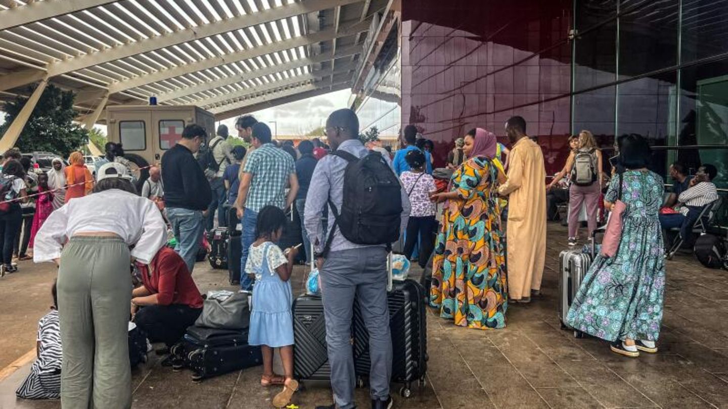 Französische und andere Staatsangehörige versammeln sich am internationalen Flughafen in Niamey