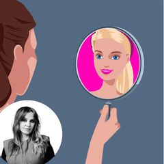 Eine Frau schaut in einen Spiegel in dem Barbie abgebildet ist