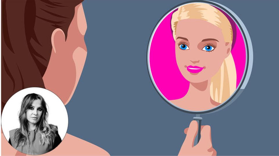 Eine Frau schaut in einen Spiegel in dem Barbie abgebildet ist