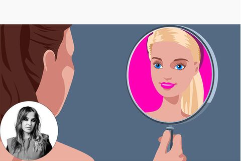 Eine Frau schaut in einen Spiegel in dem Barbie abgebildet ist