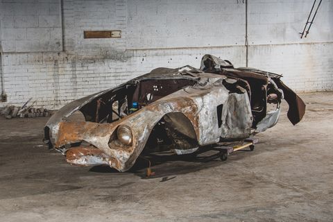 Das rostige Fahrgestell eines Ferrari 500 Mondial