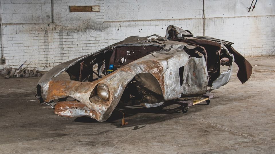 Das rostige Fahrgestell eines Ferrari 500 Mondial