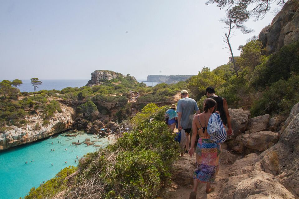 Urlauber auf dem Weg zum Calò des Moro auf Mallorca