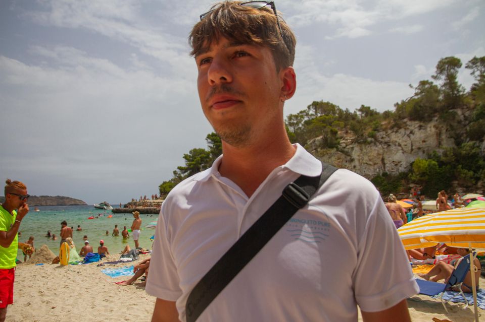 Strandbar Mitarbeiter Oscar auf Mallorca