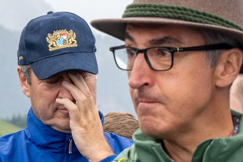 Markus Söder, (l, CSU) steht während der Hauptalmbegehung hinter Cem Özdemir (r, Bündnis 90/Die Grünen)