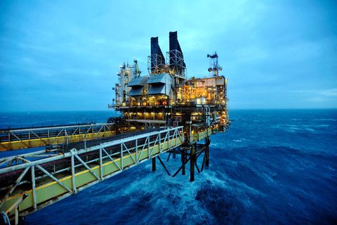 Eine Ölbohrplattform in der Nordsee vor Großbritannien