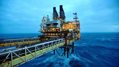 Eine Ölbohrplattform in der Nordsee vor Großbritannien