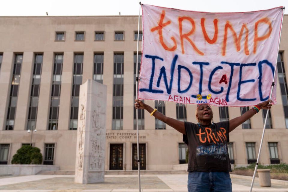 Washington: Eine Demonstrierende protestiert mit einem Transparent "Trump angeklagt" vor dem US-Bundesgericht. Eine Demonstrierende protestiert mit einem Transparent "Trump angeklagt" vor dem US-Bundesgericht.