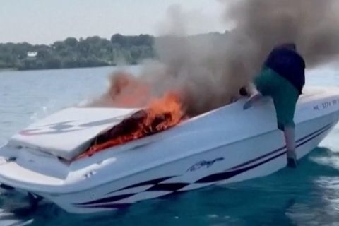 USA: Feuer an Bord: Menschen retten sich mit Sprung in letzter Sekunde