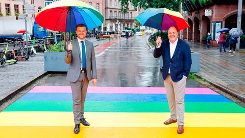 Regenbogen-Zebrastreifen in Nürnberg, mit Oberbürgermeister Marcus König und Bürgermeister Christian Vogel
