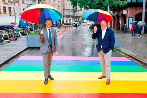 Regenbogen-Zebrastreifen in Nürnberg, mit Oberbürgermeister Marcus König und Bürgermeister Christian Vogel