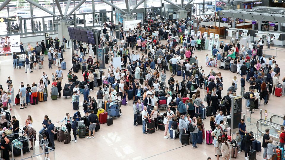 13. Juli 2023 am Hamburger Flughafen: Reisende warten auf den Abflug, während Klimaaktivisten das Rollfeld blockieren