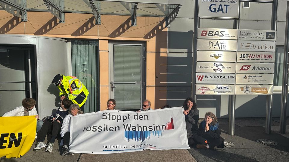 Klimaaktivisten und Wissenschafter Brandenburg / Schönefeld gegen Privatjets