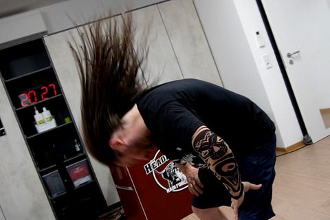 Heavy Metal ohne Kopfschmerzen – stern-Reporterin besucht Schule für Headbanging