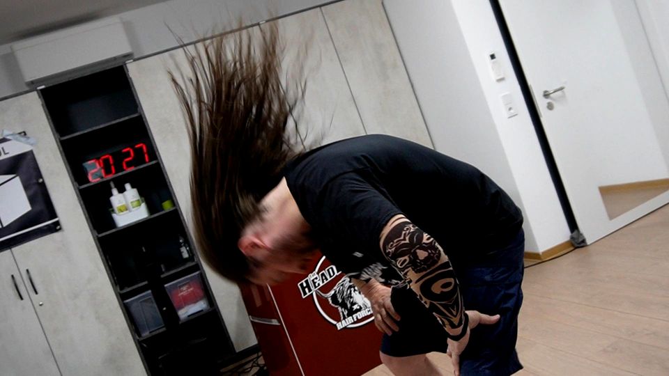Heavy Metal ohne Kopfschmerzen – stern-Reporterin besucht Schule für Headbanging