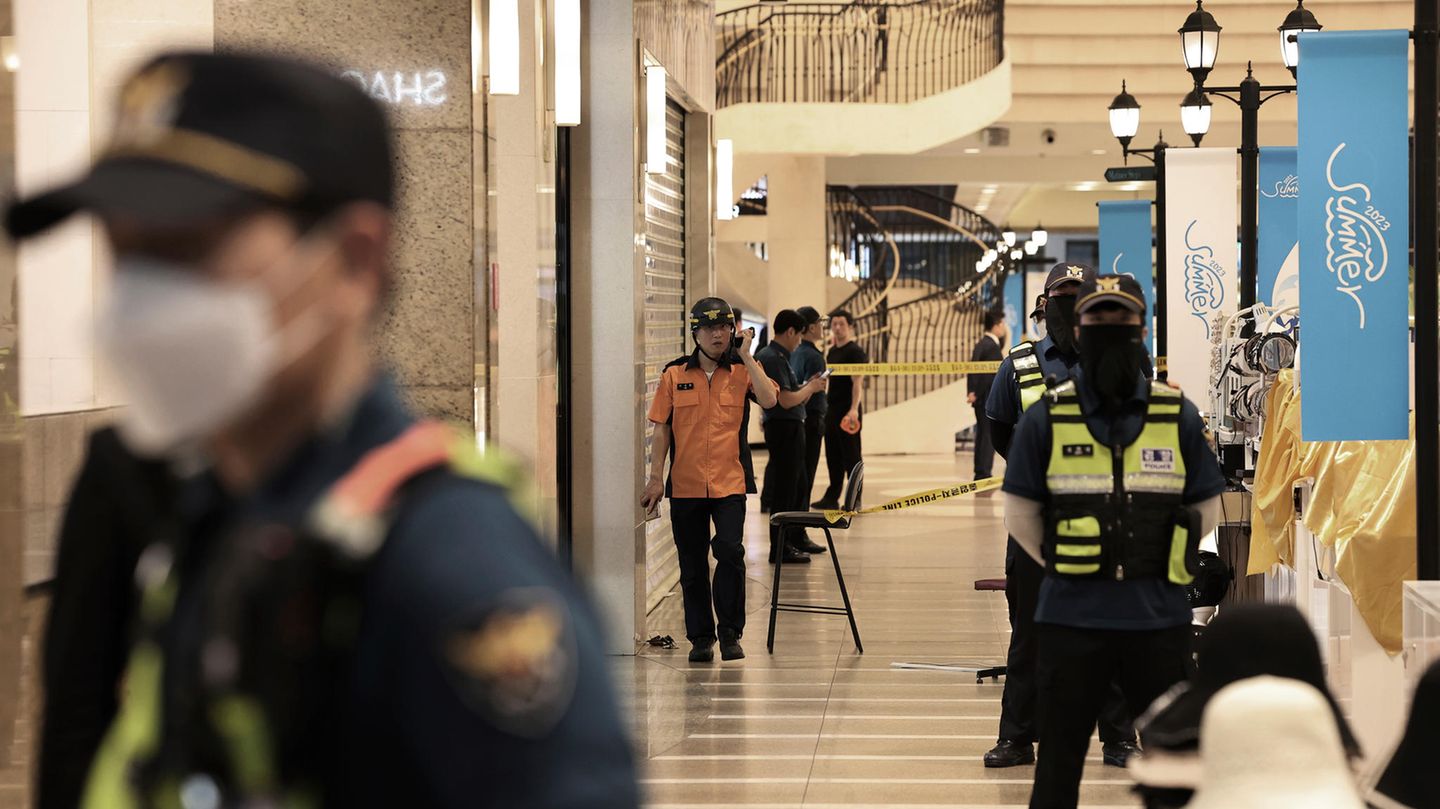 Seoul: Polizeibeamte sperren den Tatort einer mutmaßlichen Attacke mit einer Stichwaffe in der Nähe einer U-Bahn-Station ab