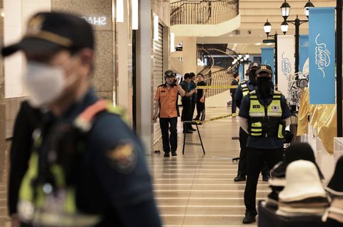 Seoul: Polizeibeamte sperren den Tatort einer mutmaßlichen Attacke mit einer Stichwaffe in der Nähe einer U-Bahn-Station ab