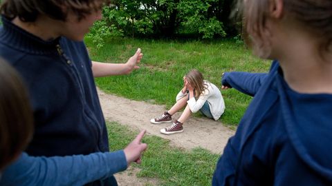 Ein Mädchen wird von Mitschülern gemobbt (gestellte Szene)