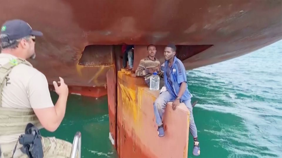 Frachter im Atlantik: Migranten überstehen 14 Tage auf Schiffsruder: "Dachten, es würde nach Europa gehen"
